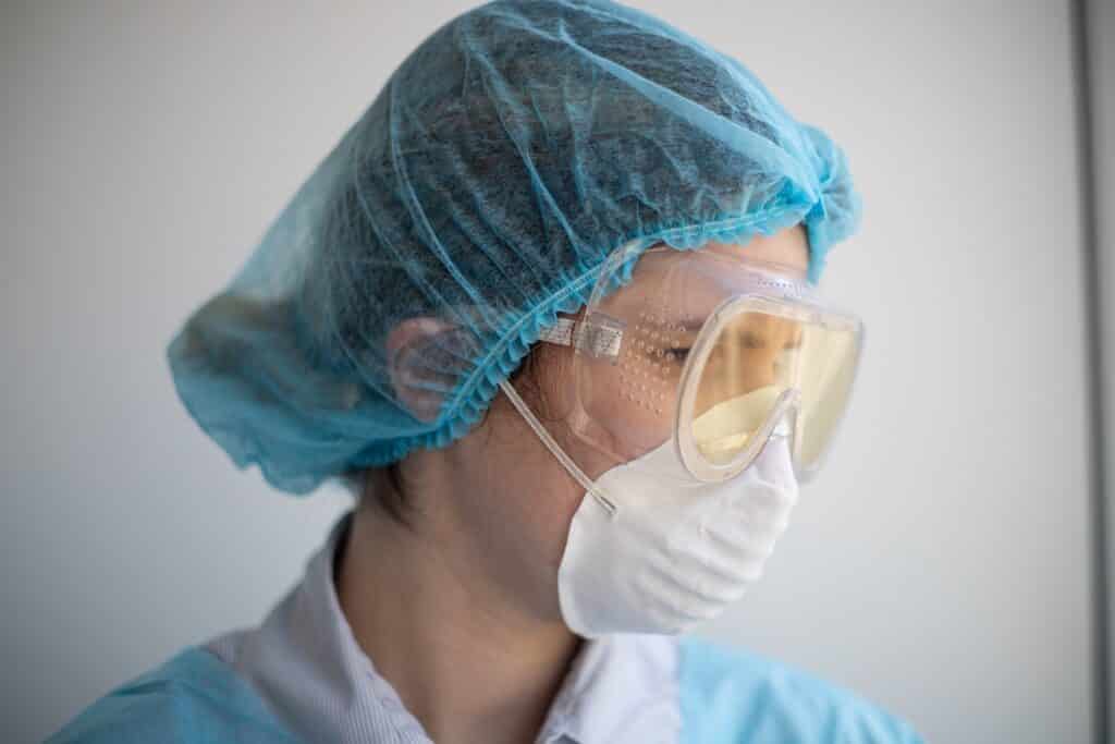 Asistentă Medicală cu echipament de protecție contra COVID-19